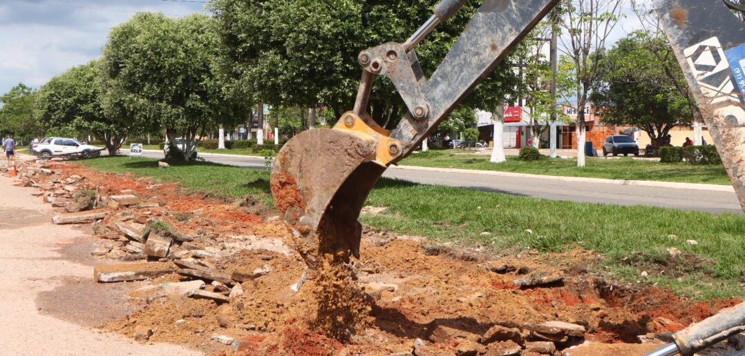 Construção de estacionamento na Avenida Jarbas Passarinho.